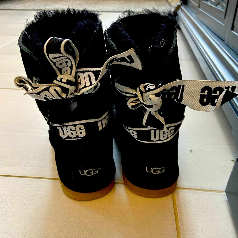 UGG Bailey Bow II, like new black, girls size 4 boots ! Great for school uniform